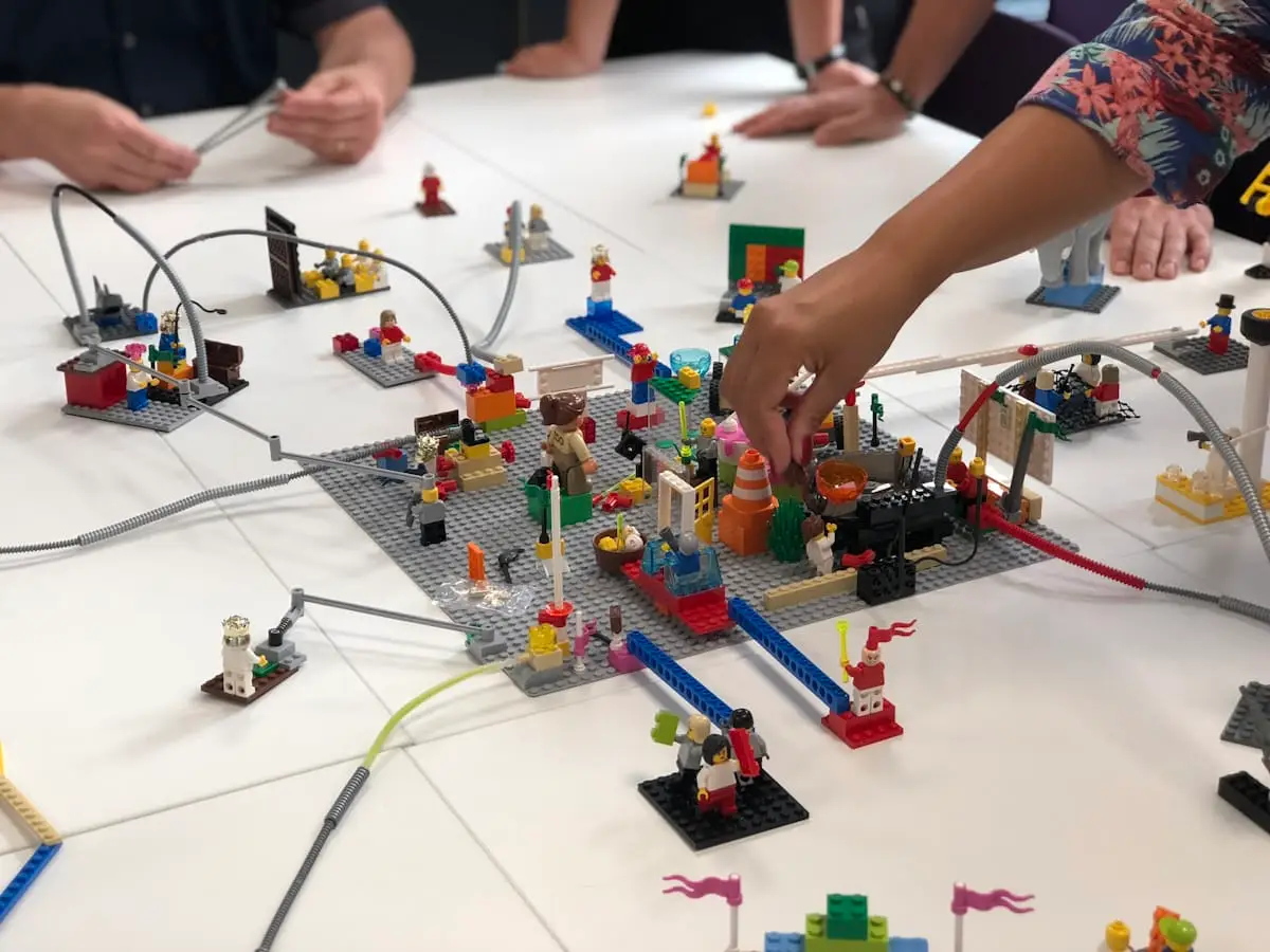 Résztvevők modellt építenek egy workshopon