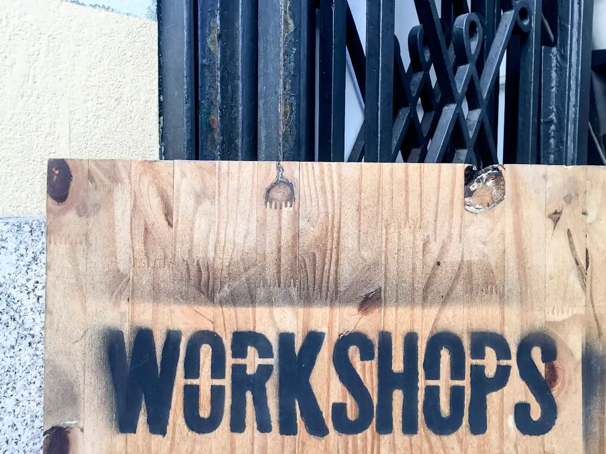 Workshop felirat egy műhely bejáratánál